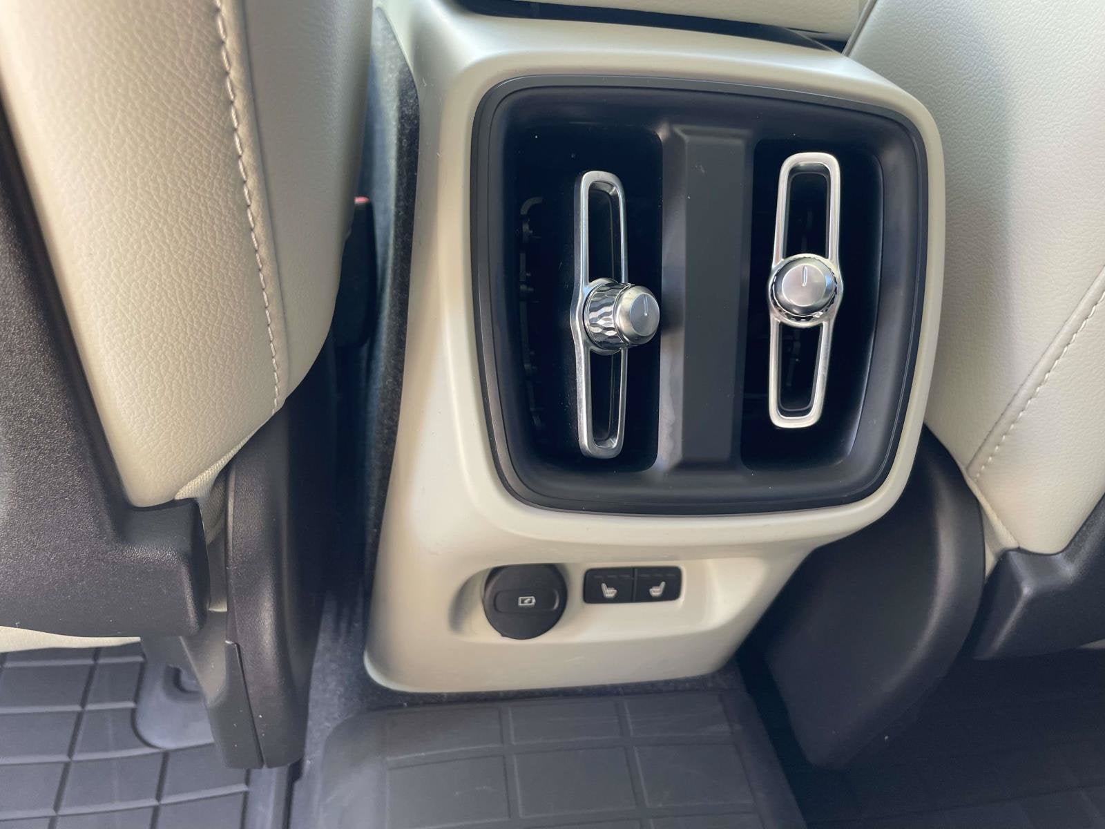 2023 Volvo XC40 Plus Dark Theme
