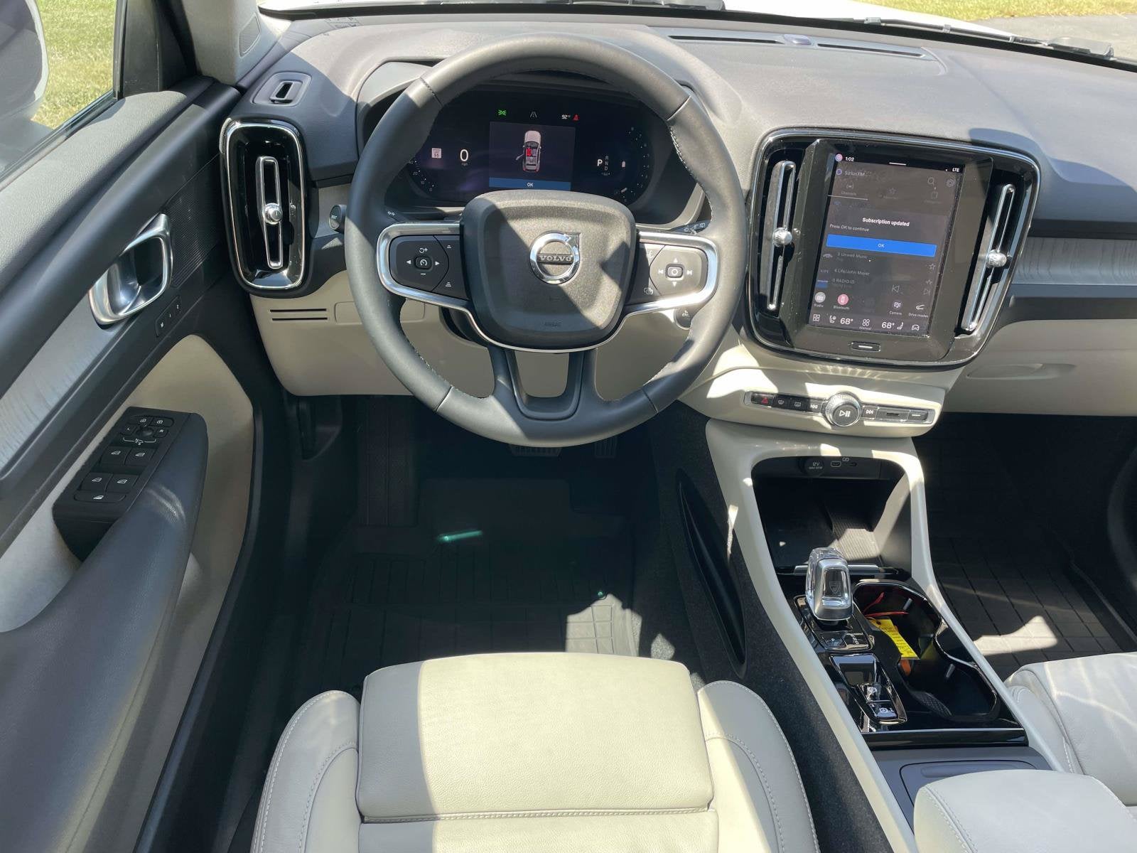 2023 Volvo XC40 Plus Dark Theme