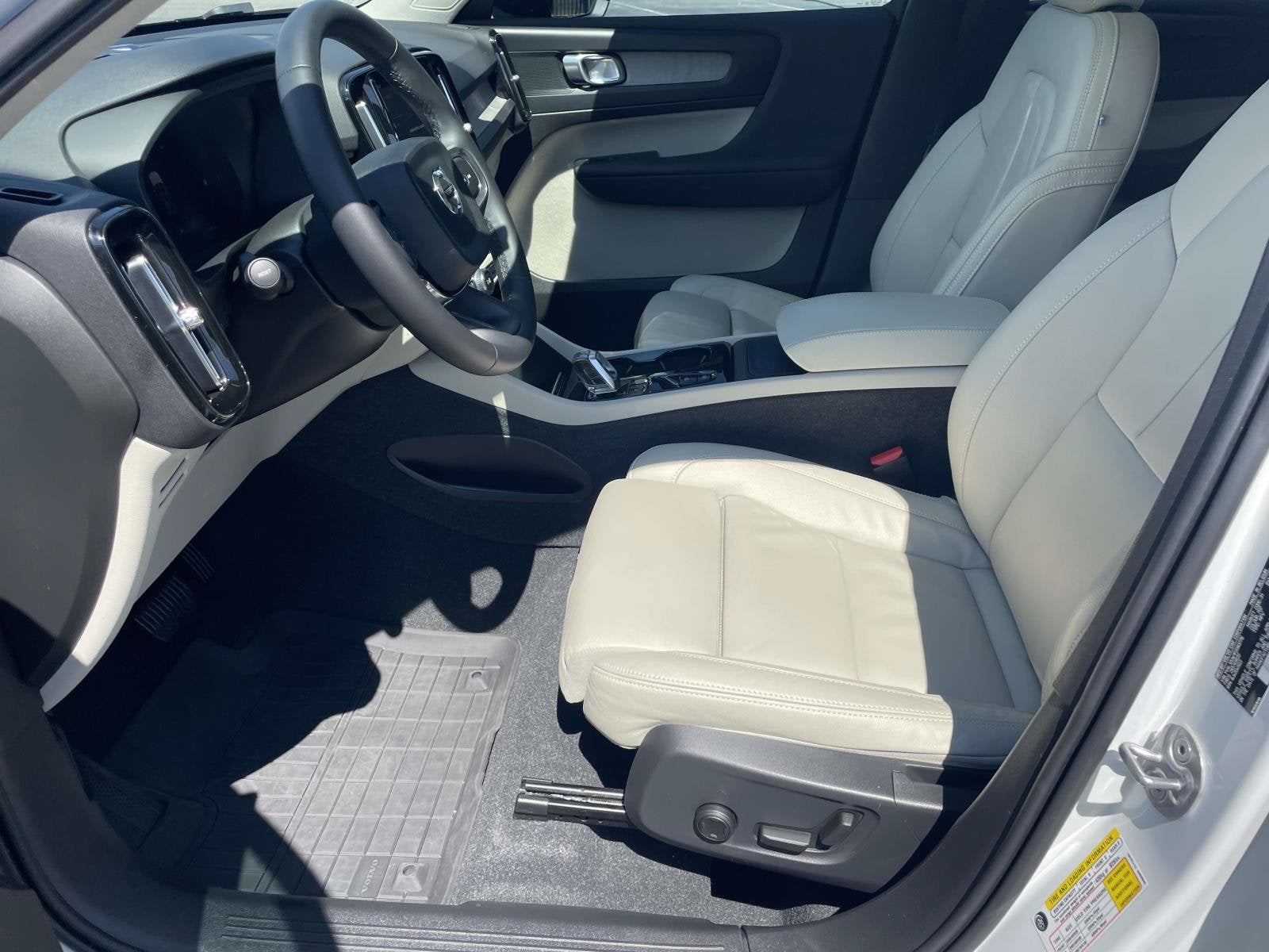 2023 Volvo XC40 Plus Dark Theme