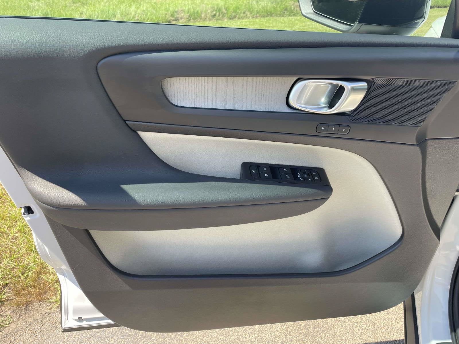 2023 Volvo XC40 Plus Dark Theme