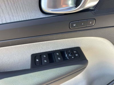 2023 Volvo XC40 Plus Dark Theme
