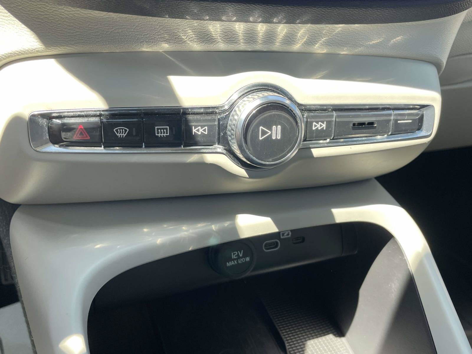 2023 Volvo XC40 Plus Dark Theme