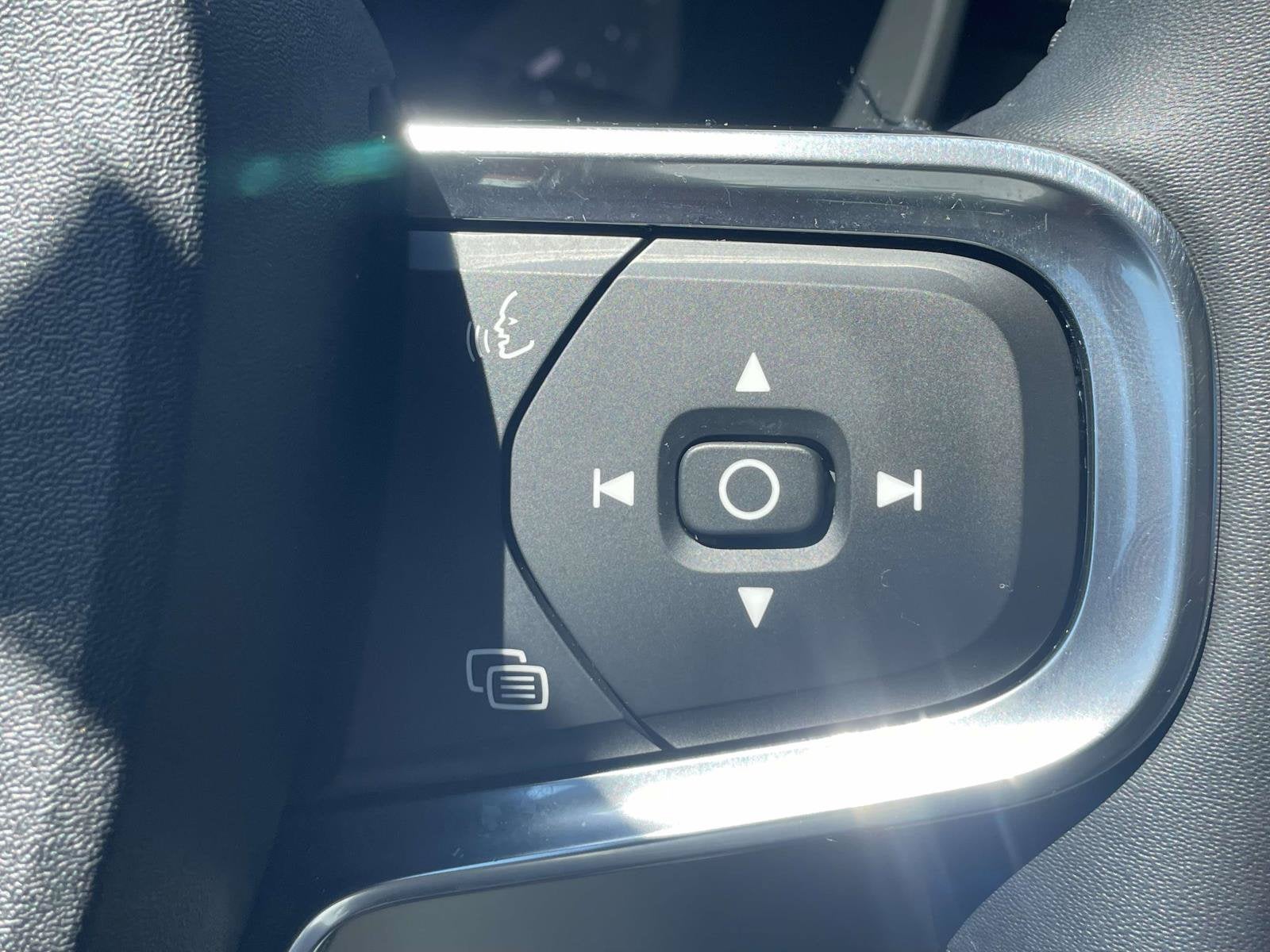 2023 Volvo XC40 Plus Dark Theme