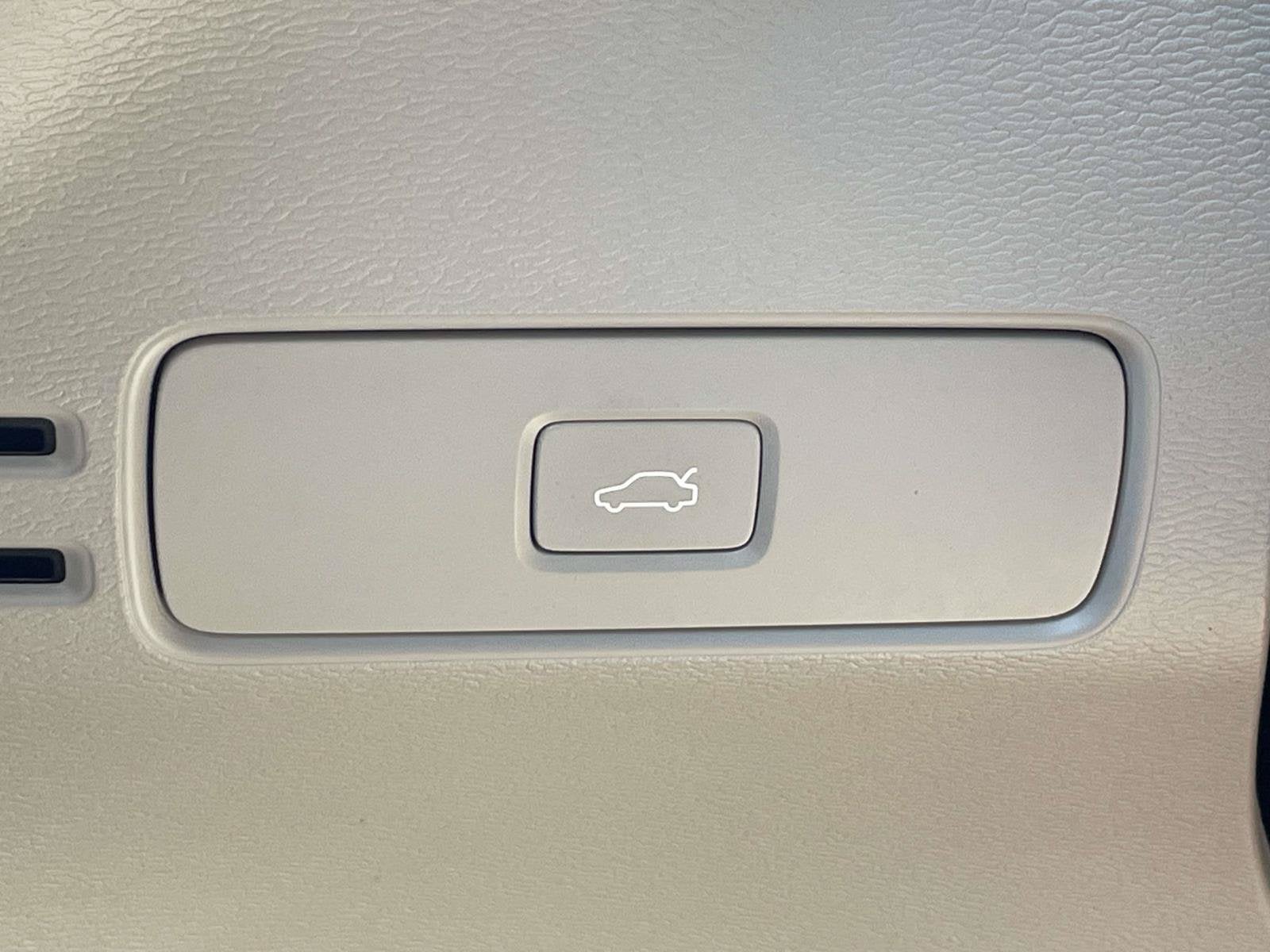 2023 Volvo XC40 Plus Dark Theme
