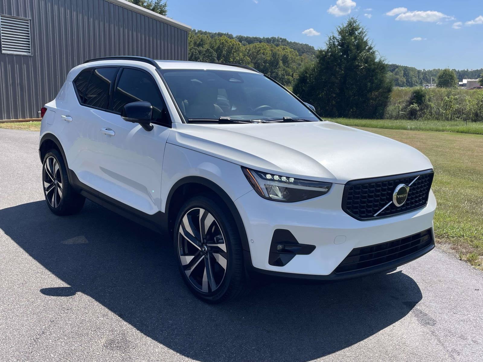 2023 Volvo XC40 Plus Dark Theme