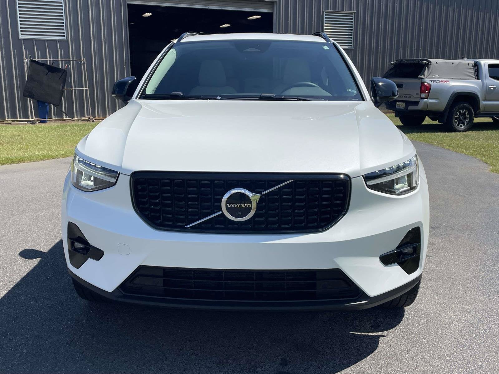 2023 Volvo XC40 Plus Dark Theme