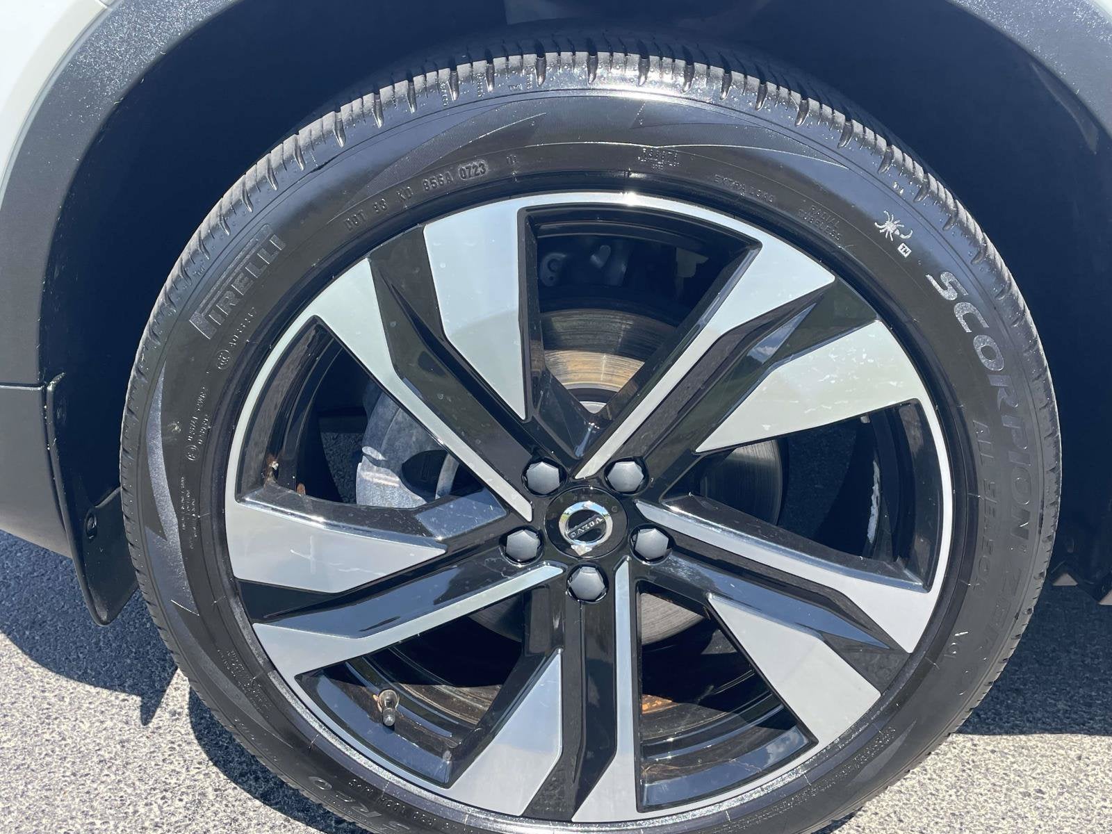 2023 Volvo XC40 Plus Dark Theme